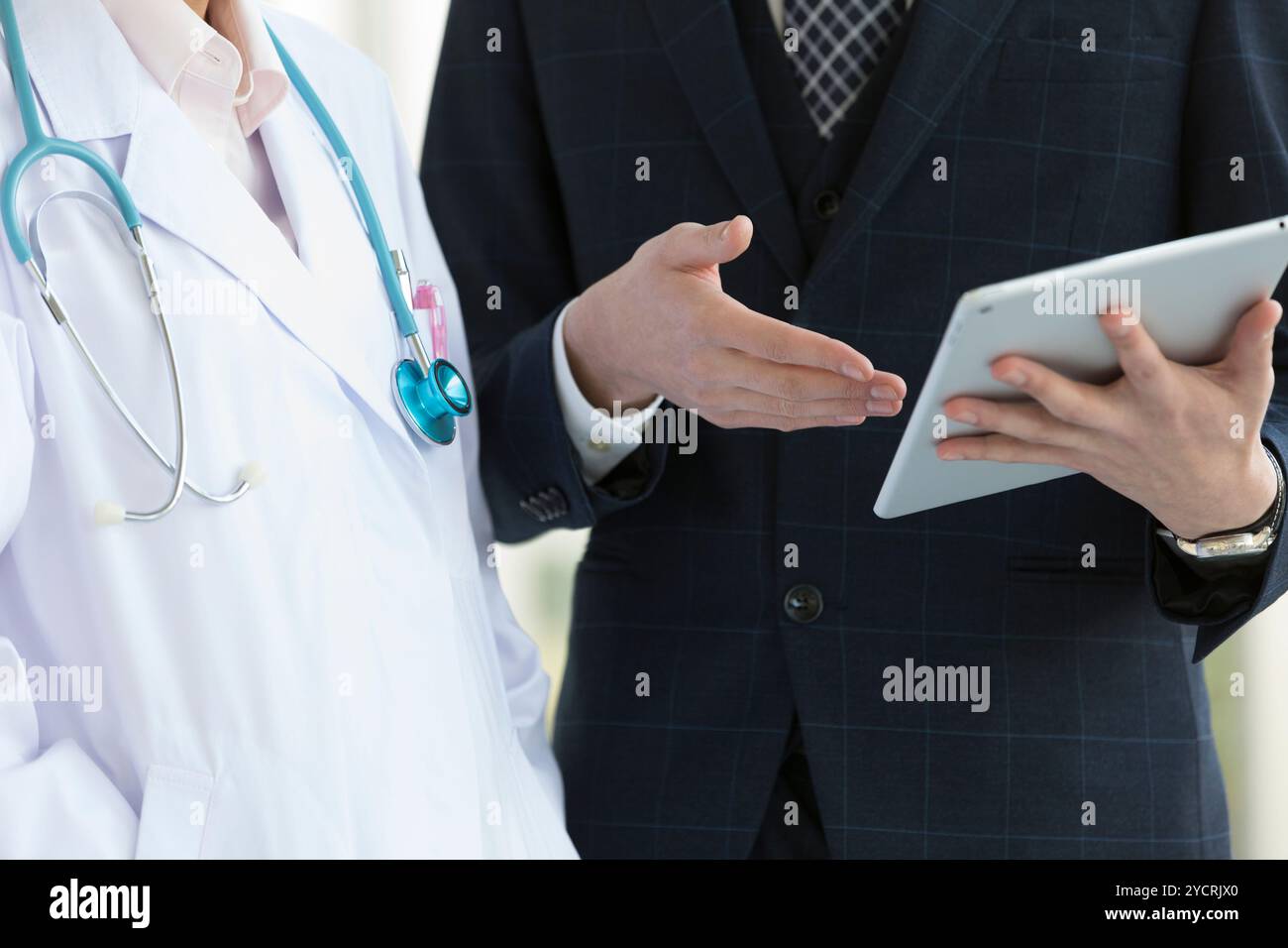 Doctor show tablet hi-res stock photography and images - Alamy