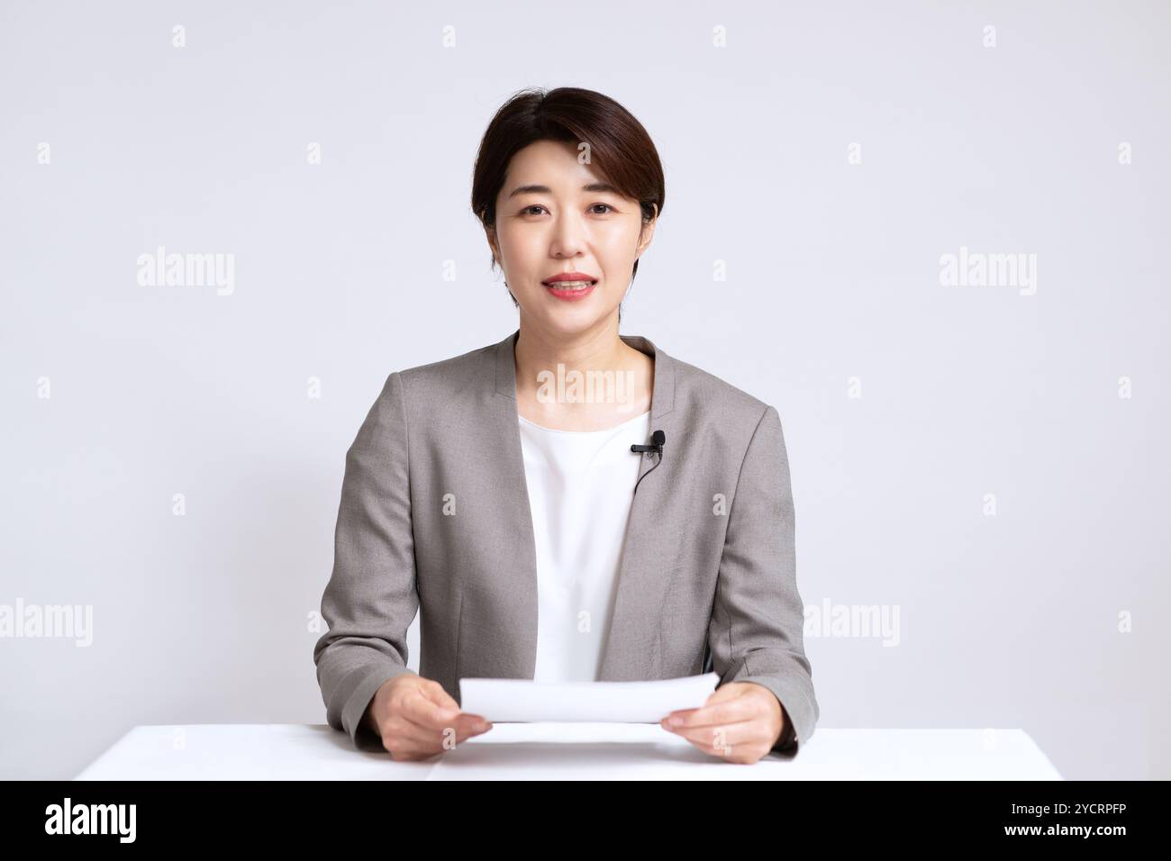 News anchor in tv studio hi-res stock photography and images - Alamy