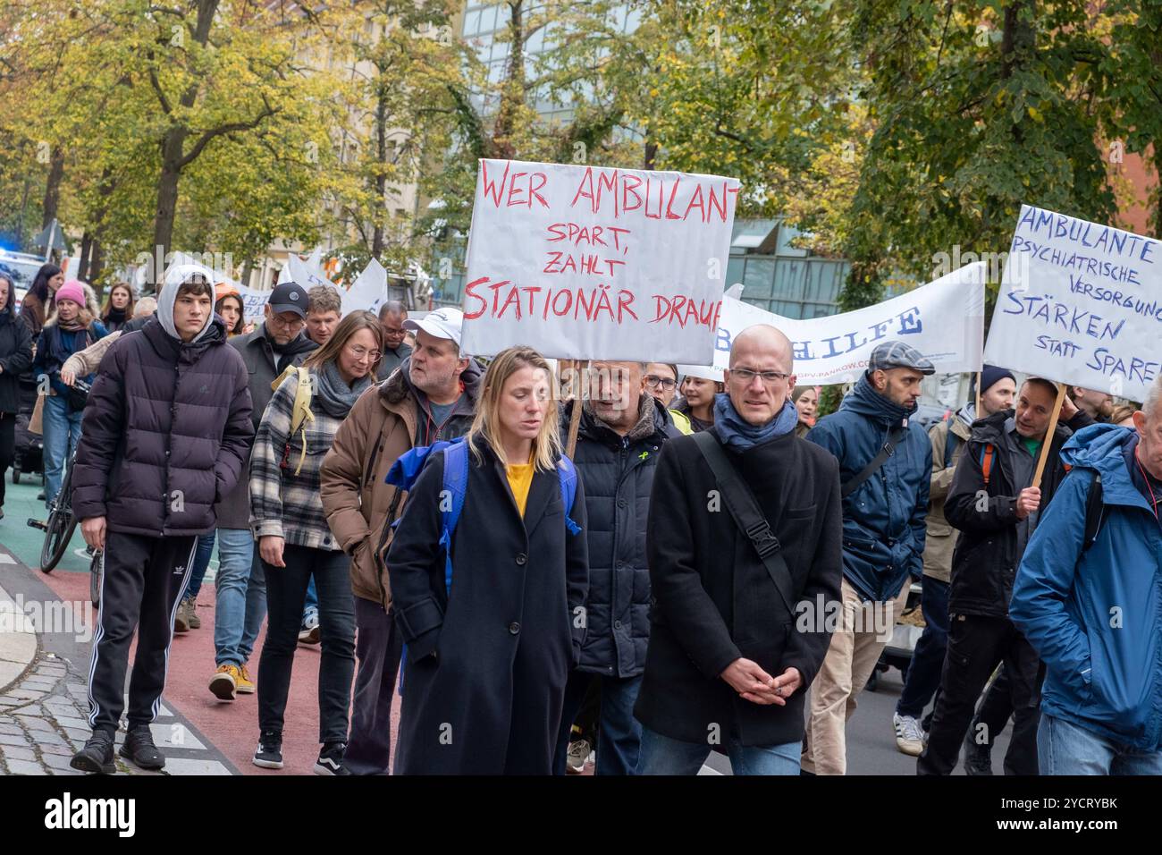 Demonstration zum Internationalen Tag der seelischen Gesundheit unter dem Motto Gemeinsam Hand in Hand zieht durch den Berliner Stateil Prenzlauer Berg. Mit der Woche der seelischen Gesundheit wollen Betroffene auf seelische Erkrankungen und entsprechende Hilfsangebote aufmerksam machen. / Demonstration to mark International Mental Health Day under the motto Together hand in hand marches through Berlin s Prenzlauer Berg district. During Mental Health Week, those affected want to draw attention to mental illnesses and the corresponding support services. Demonstration zum Tag der seelischen Gesu Stock Photo