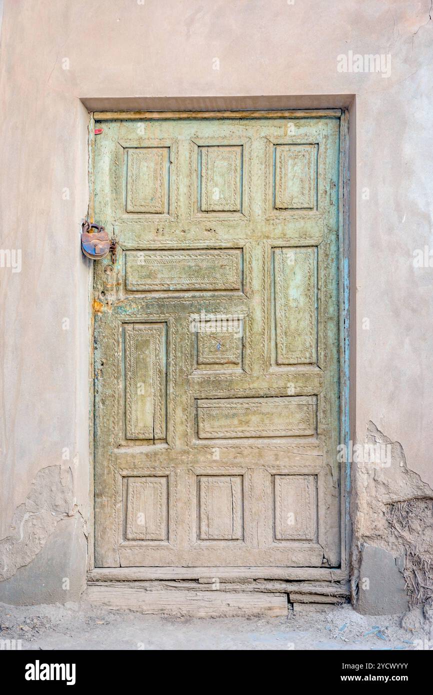 Wooden door arch mosaic hi-res stock photography and images - Alamy