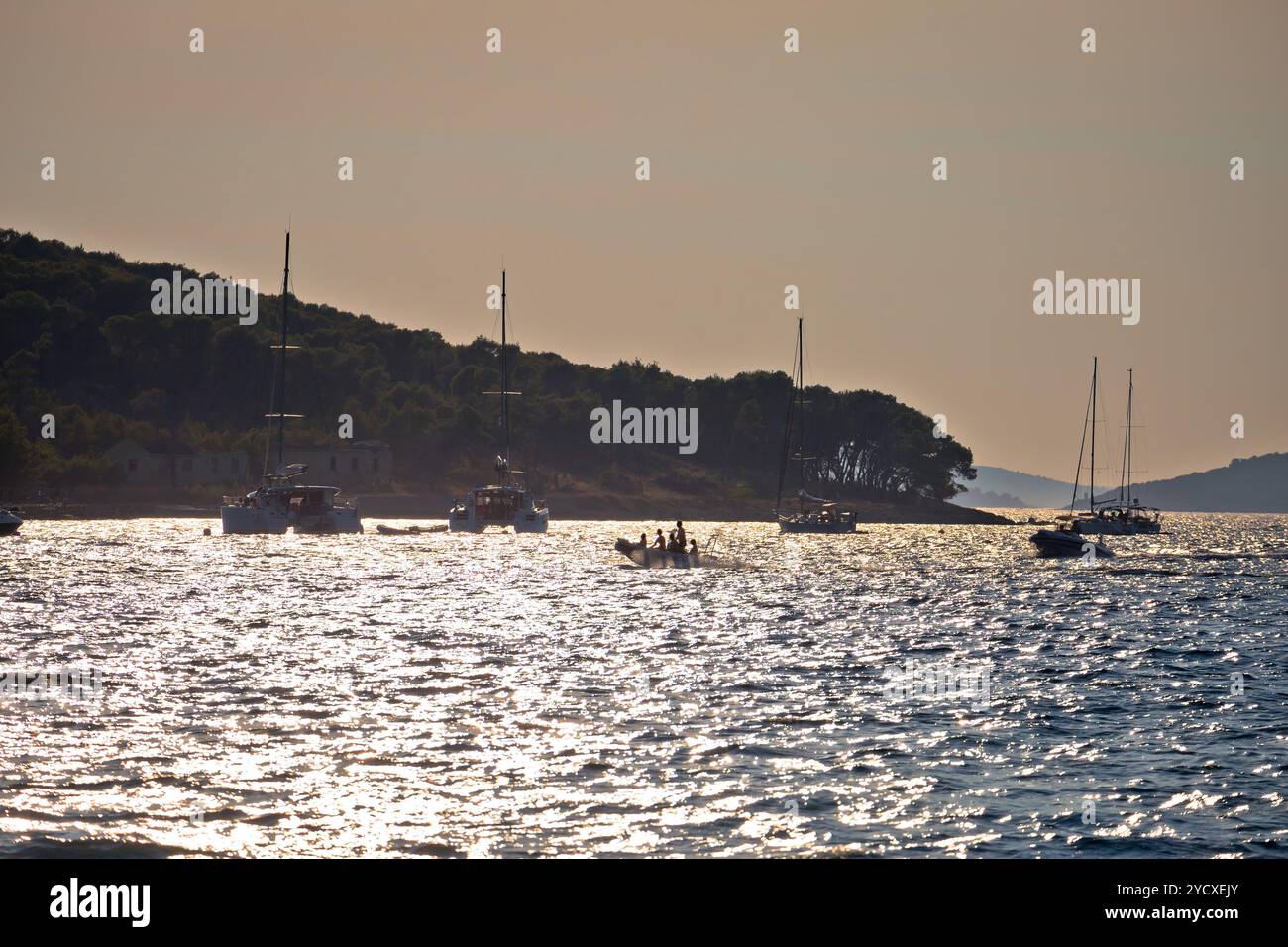 Boat sailing on bay sunset hi-res stock photography and images - Alamy