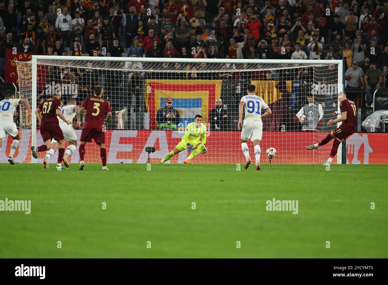 Artem Dovbyk of A.S. Roma is scoring the goal of 10 during the UEFA