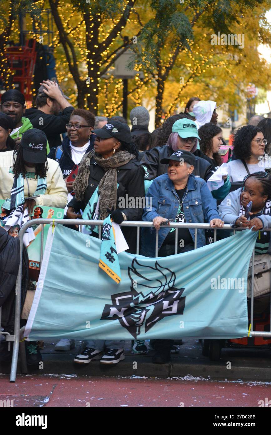 Fans celebrating the New York Liberty at the parade celebrating the teams WNBA championship in Lower Manhattan. Stock Photo