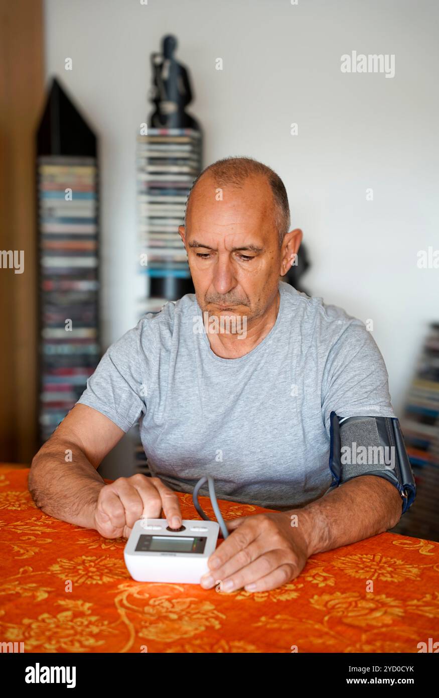 Portable blood pressure monitor hi-res stock photography and images - Alamy