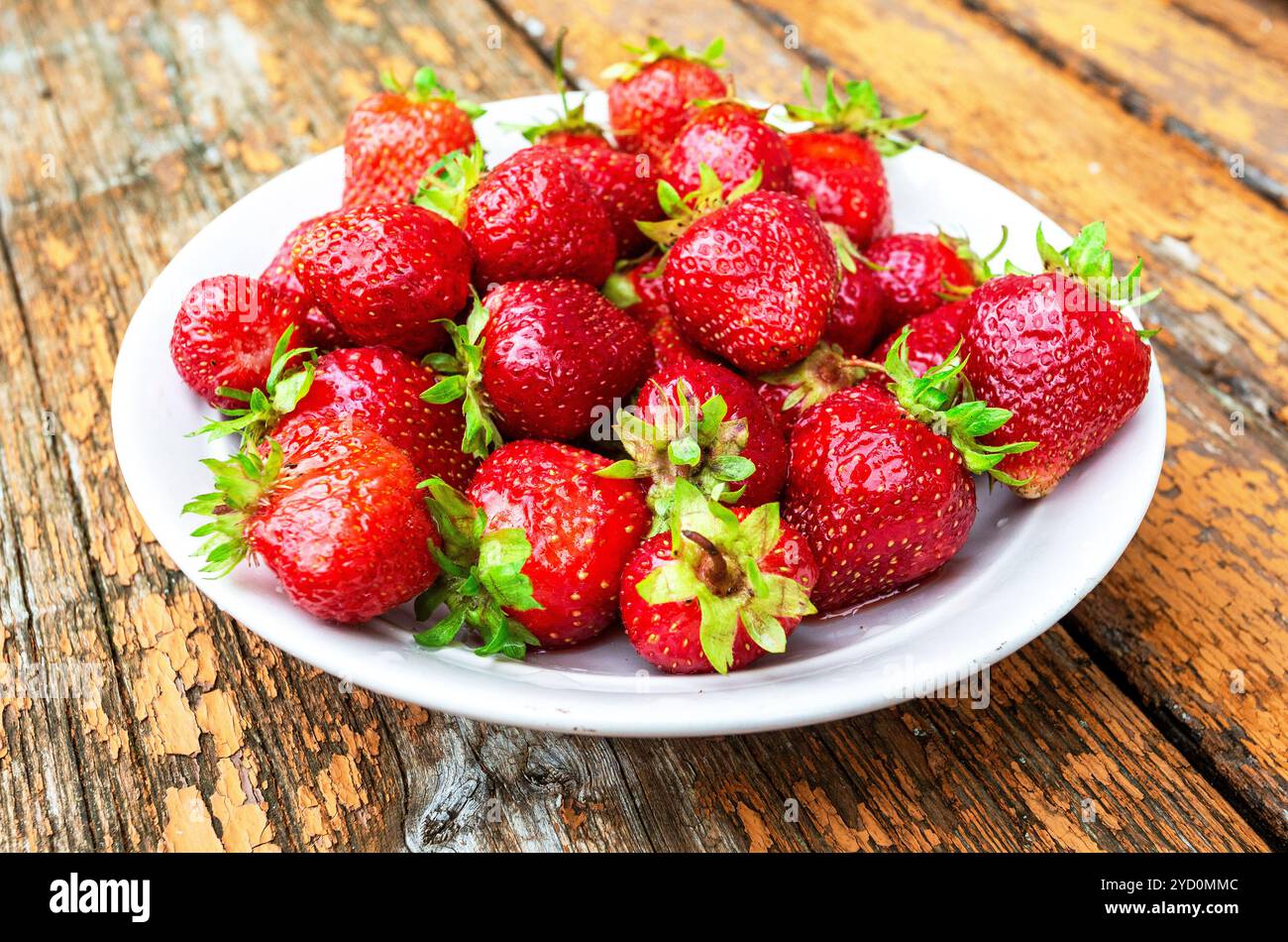 Plate sweet ripe strawberries hi-res stock photography and images - Alamy