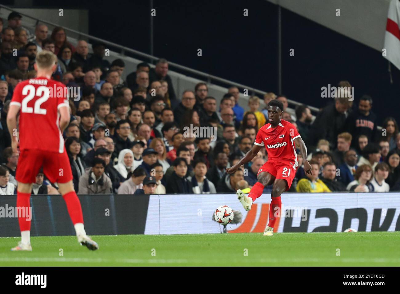 Tottenham Hotspur Stadium, London, UK. 24th Oct, 2024. UEFA Europa League Football, Tottenham Hotspur versus AZ Alkmaar; Ernest Poku of AZ Alkmaar passes back to Maxim Dekker of AZ Alkmaar. Credit: Action Plus Sports/Alamy Live News Stock Photo