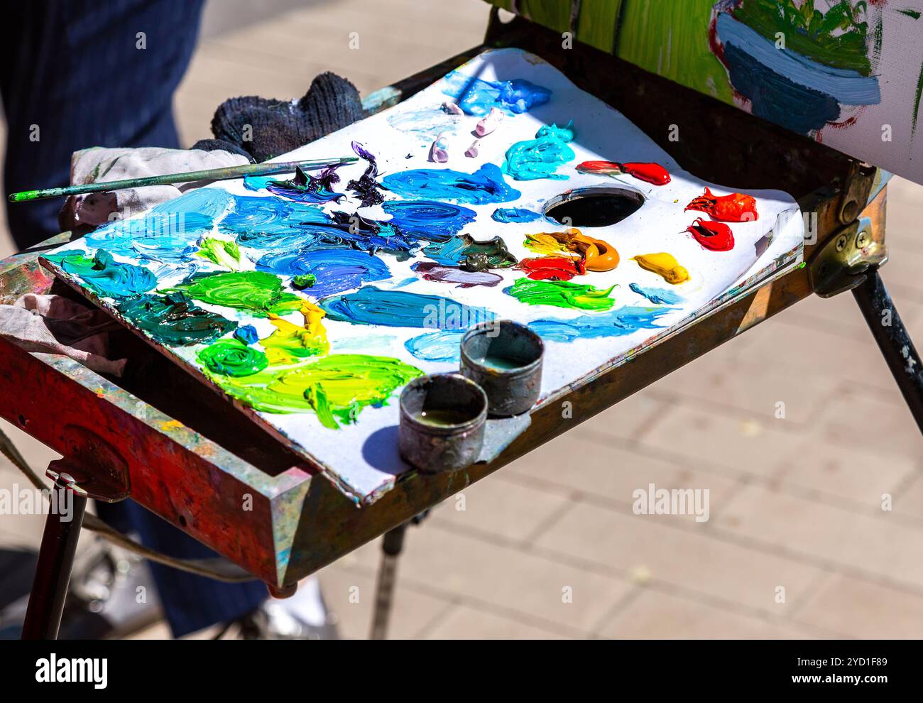 Artists brush and palette hi-res stock photography and images - Alamy