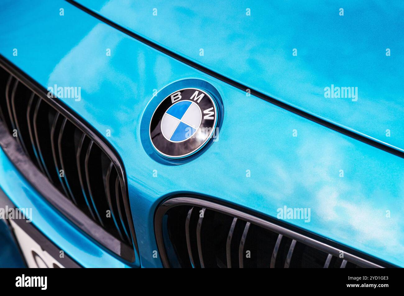 Bmw logo hi-res stock photography and images - Alamy