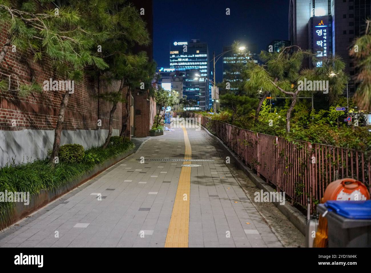 Trash on the side of the road hi-res stock photography and images - Alamy
