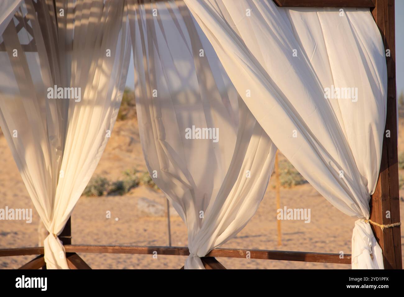Gazebo on the beach by the sea. Sand beach. Curtains develop in the — free download