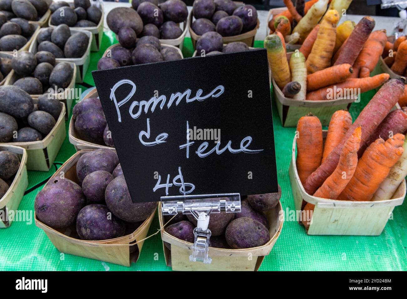 Farmer selling produce farmers hi-res stock photography and images - Alamy