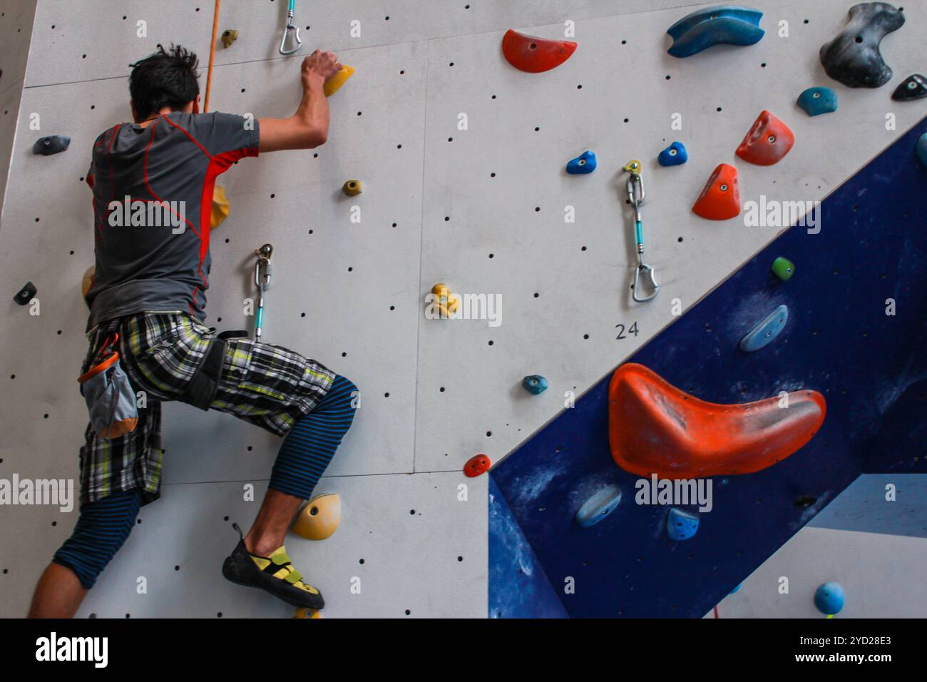 Indoor rock climbing hi-res stock photography and images - Alamy