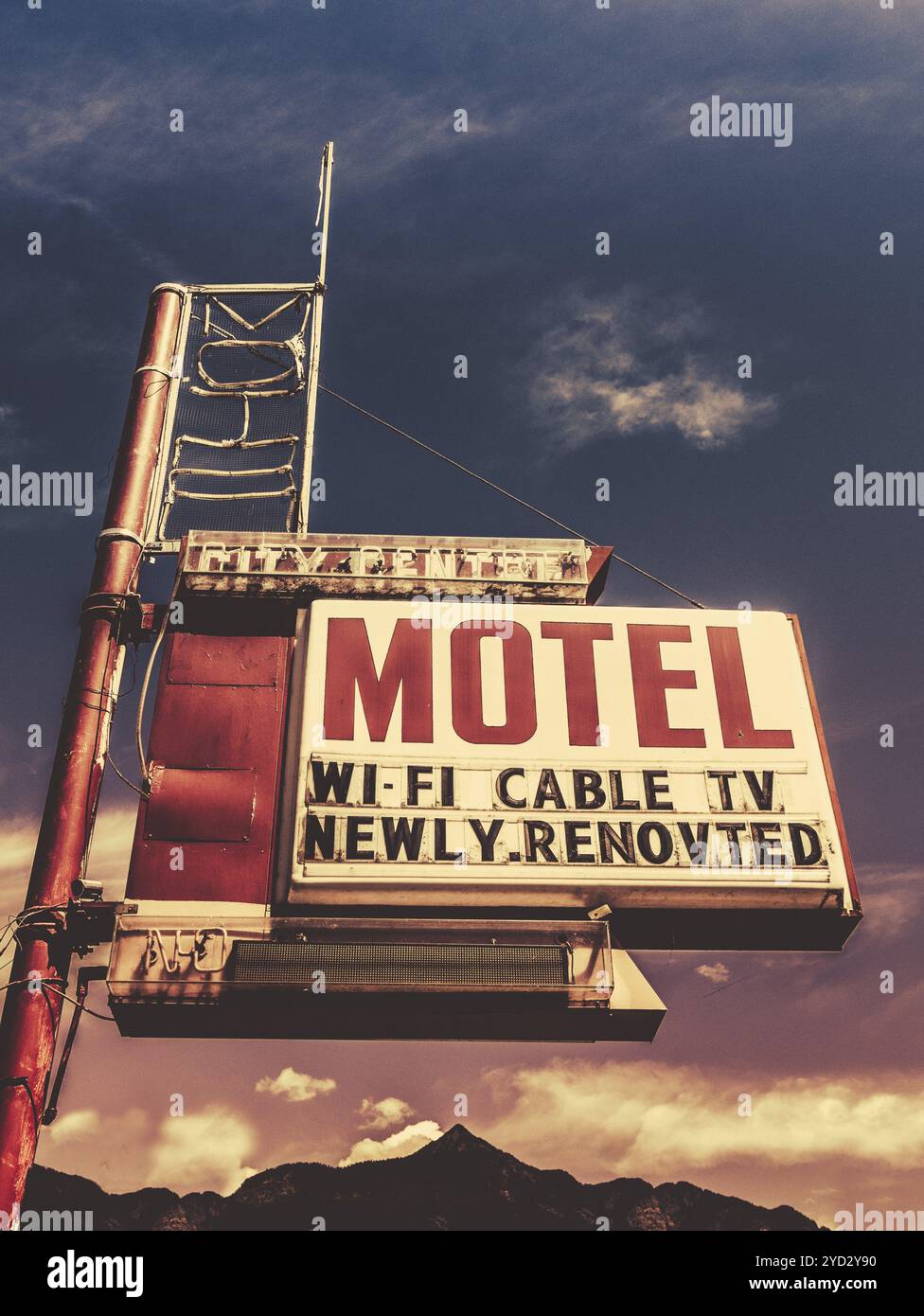 モーテル　サインあり　USA 170+ Old Motel Sign On Route 66 Usa Stock Photos, Pictures
