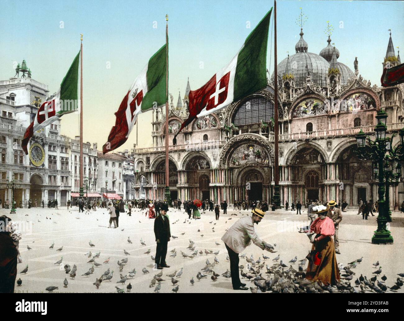 Tauben füttern auf dem Markusplatz, Venedig, Italien, historische, digital restaurierte Reproduktion eines Originals aus dem 19. Jahrhundert, Aufnahme Stock Photo
