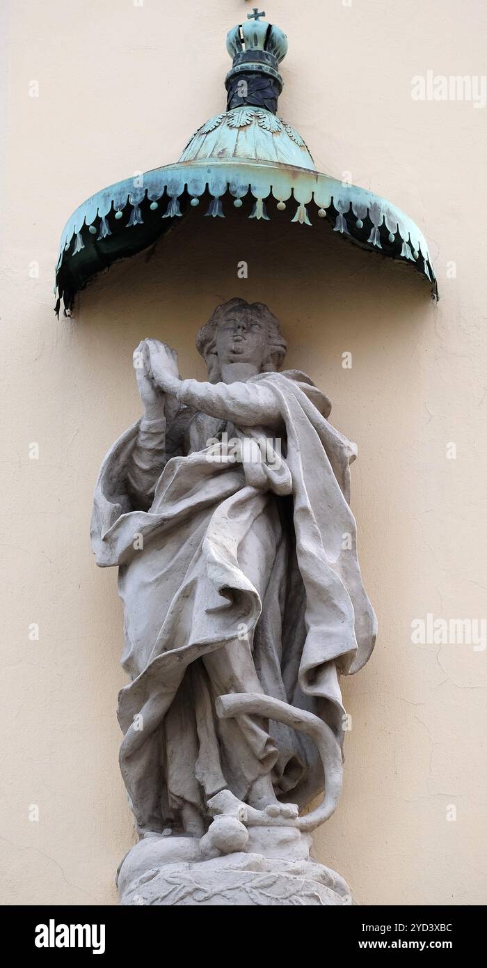 Virgin mary statue on house hi-res stock photography and images - Alamy