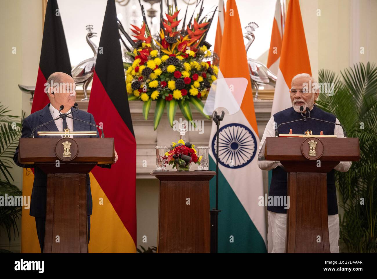 25 October 2024, India, Neu Delhi: Olaf Scholz (SPD, l), Federal ...