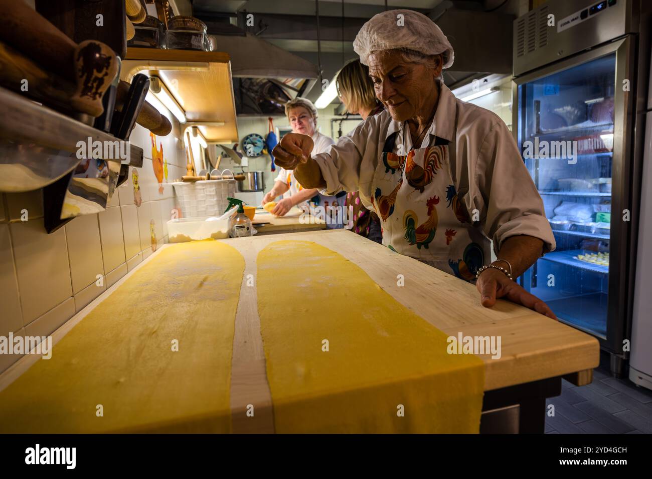 Pasta Shop of Monica and Daniela, two sisters, who took over the business from her mother Renata Zappoli in Bologna. Le Sfogline is a pasta shop located in via Belvedere 7/b in Bologna, where people can buy amazing fresh homemade pasta (tortellini, tagliatelle, gramigna) Monica and Daniela, two sisters, took over the business from her mother Renata Zappoli. Via Belvedere, Bologna, Emilia-Romagna, Italy Stock Photo