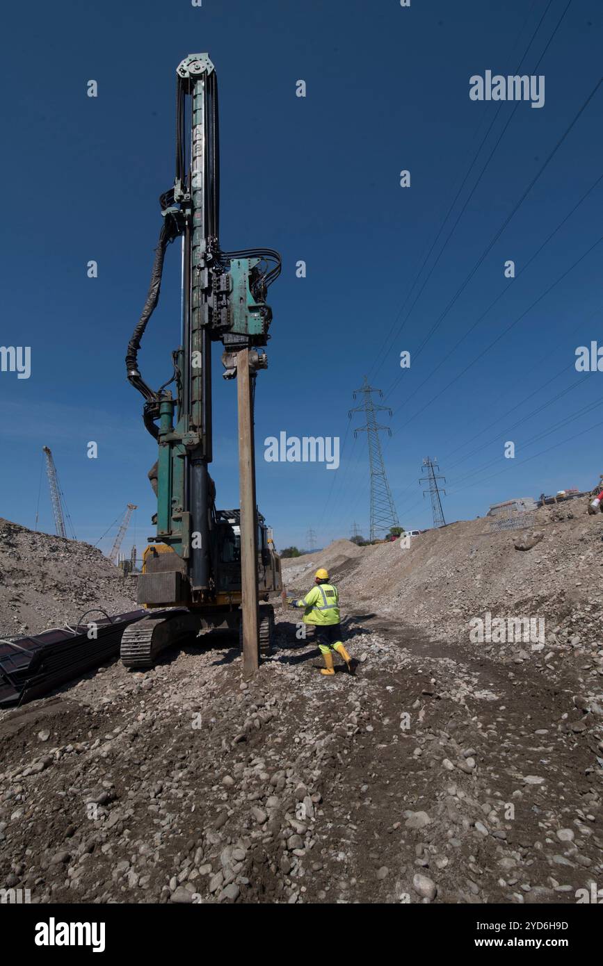 Hydraulic excavator dredging hi-res stock photography and images - Alamy
