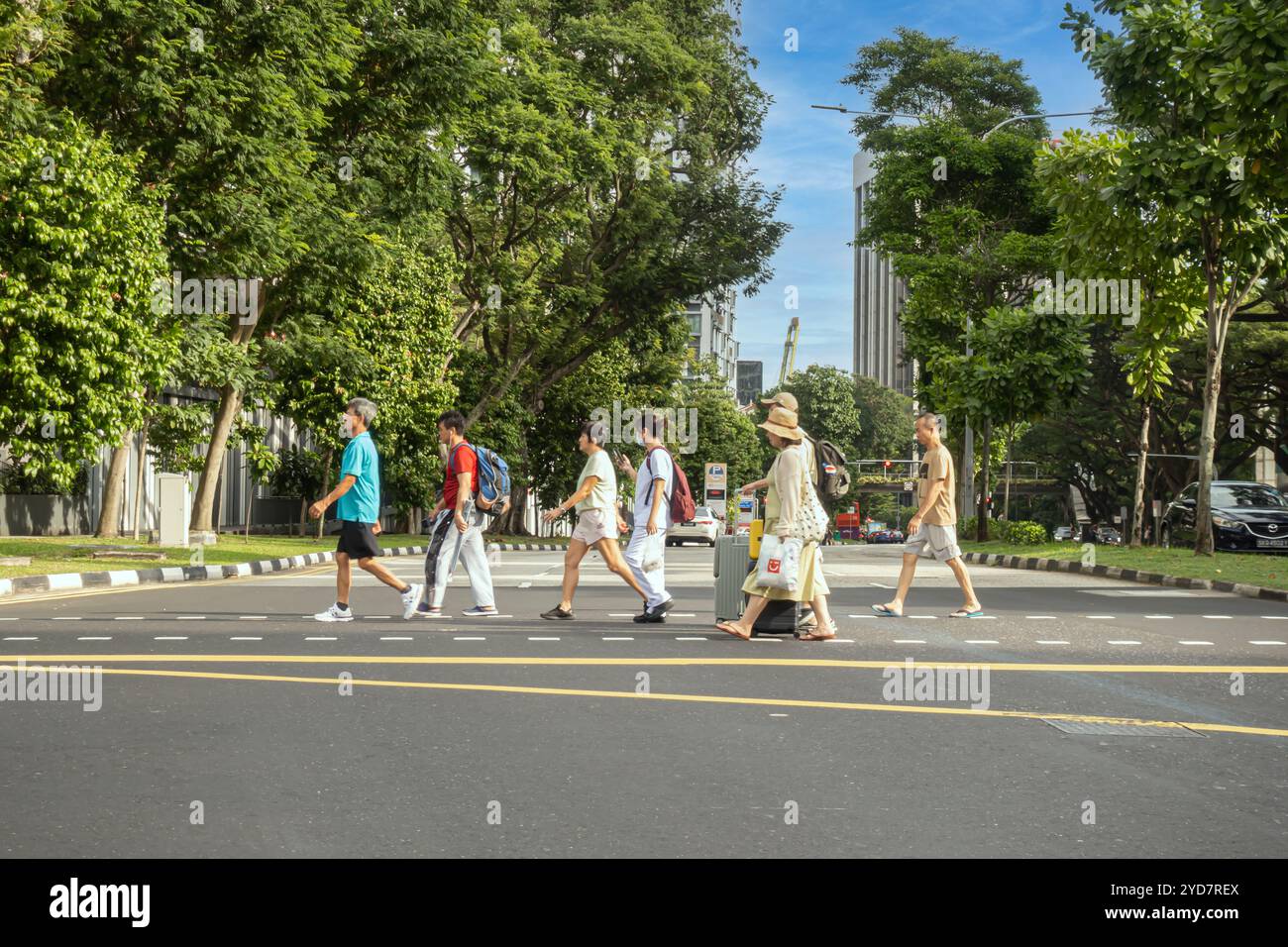 Pedestrians cross the road in Downtown Singapore Stock Photo - Alamy