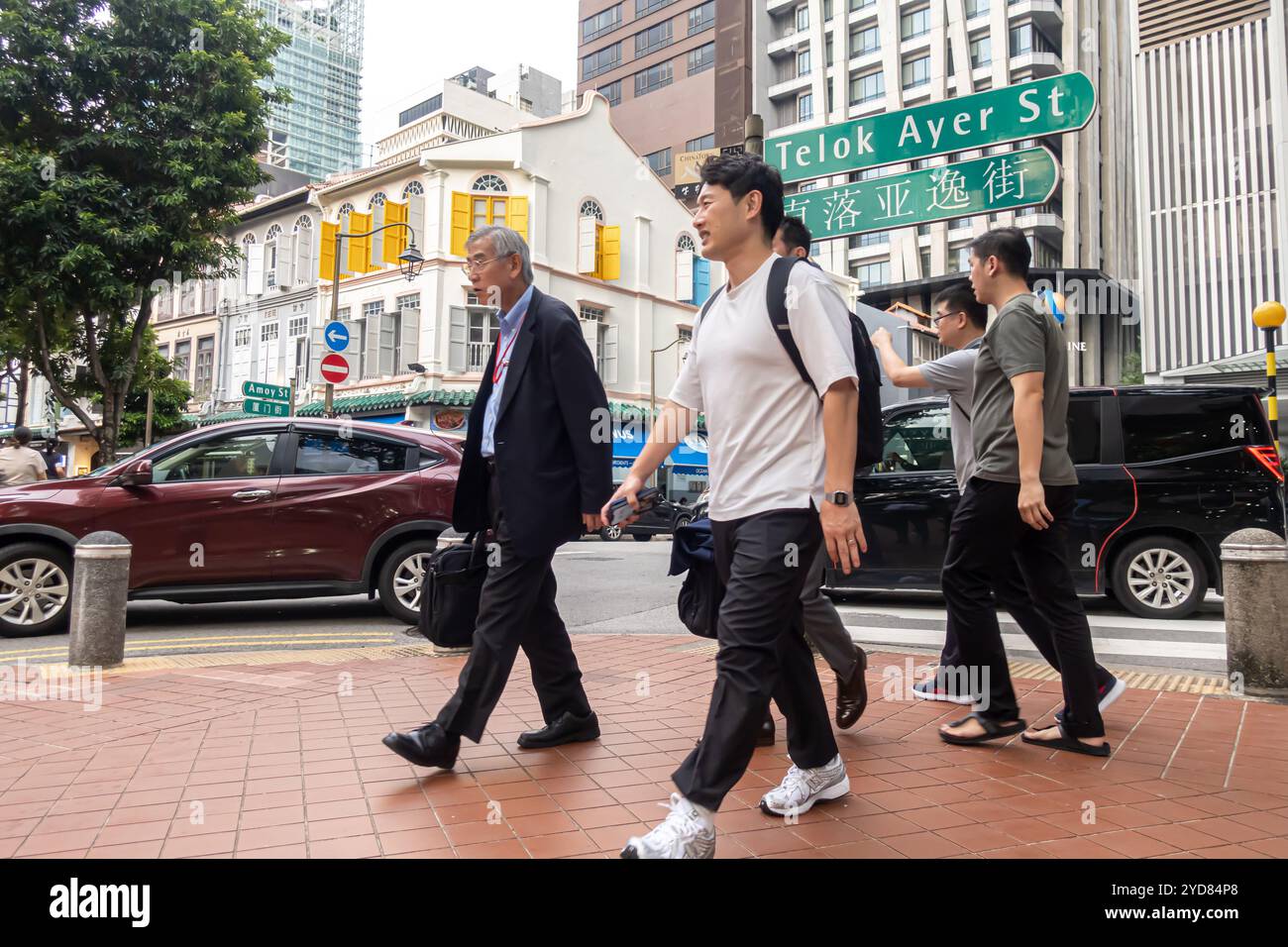Groups people walking on street hi-res stock photography and images - Alamy