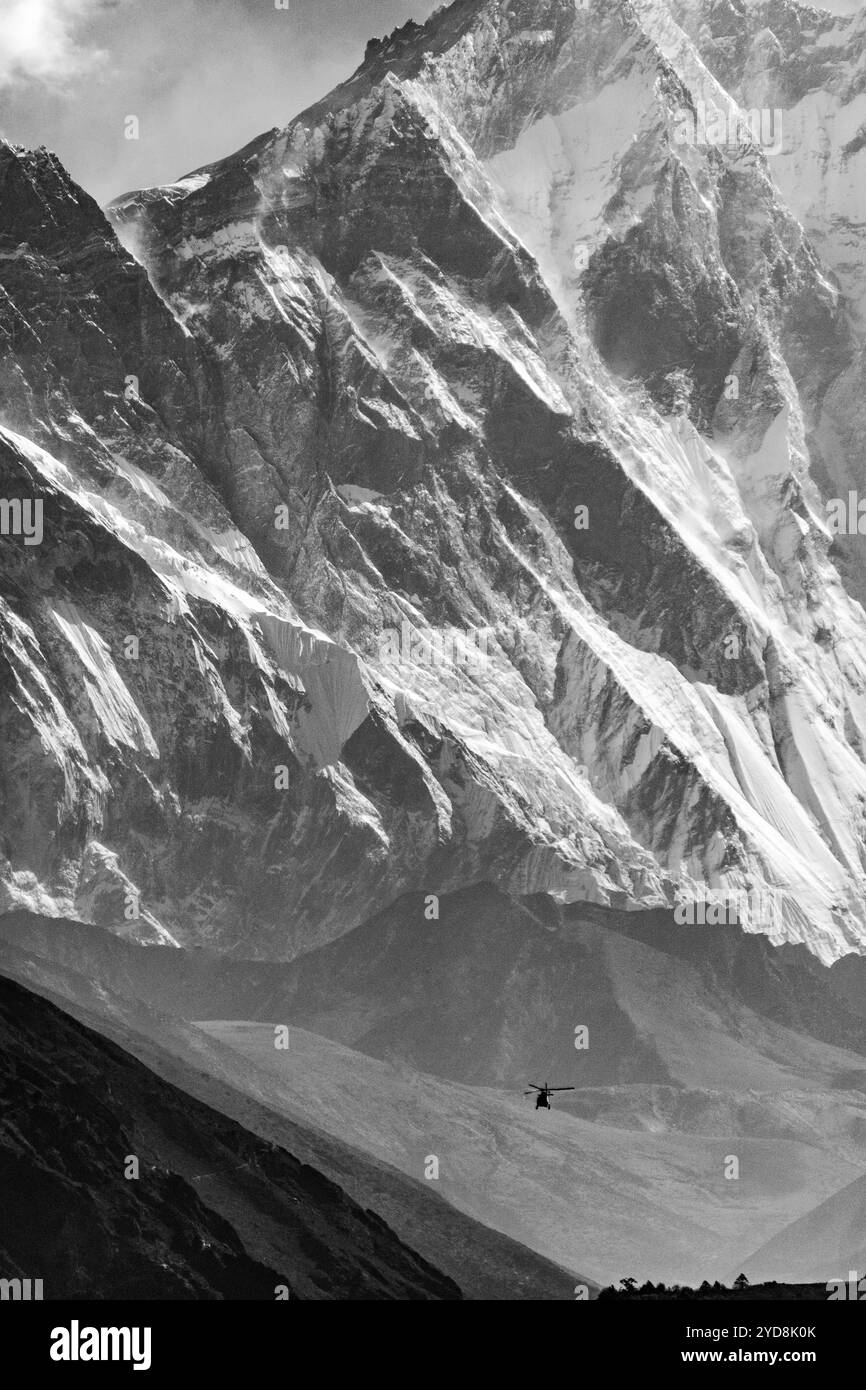 Himalayan peaks high altitude Black and White Stock Photos & Images - Alamy