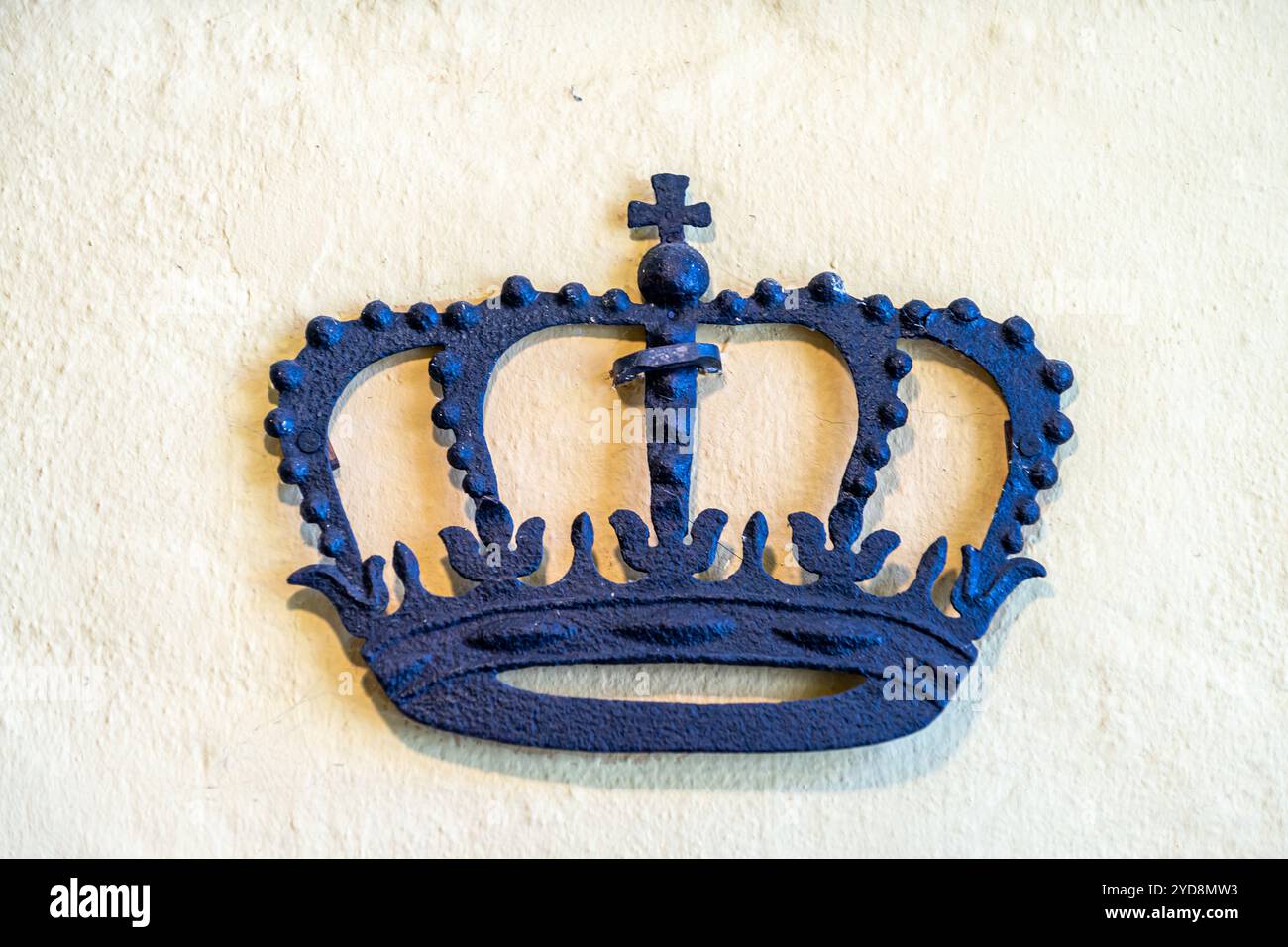 King with blue crown hi-res stock photography and images - Alamy