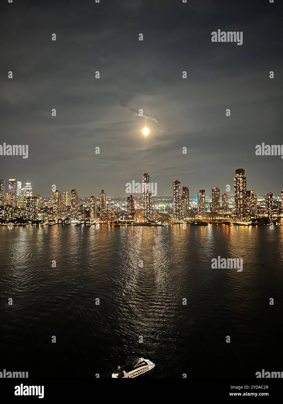 New york at night hi-res stock photography and images - Alamy