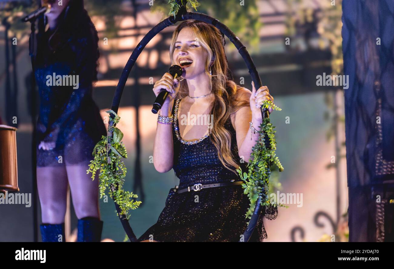 Lana Del Rey stuns headlining Rock En Seine, Paris in August 2024 Stock ...