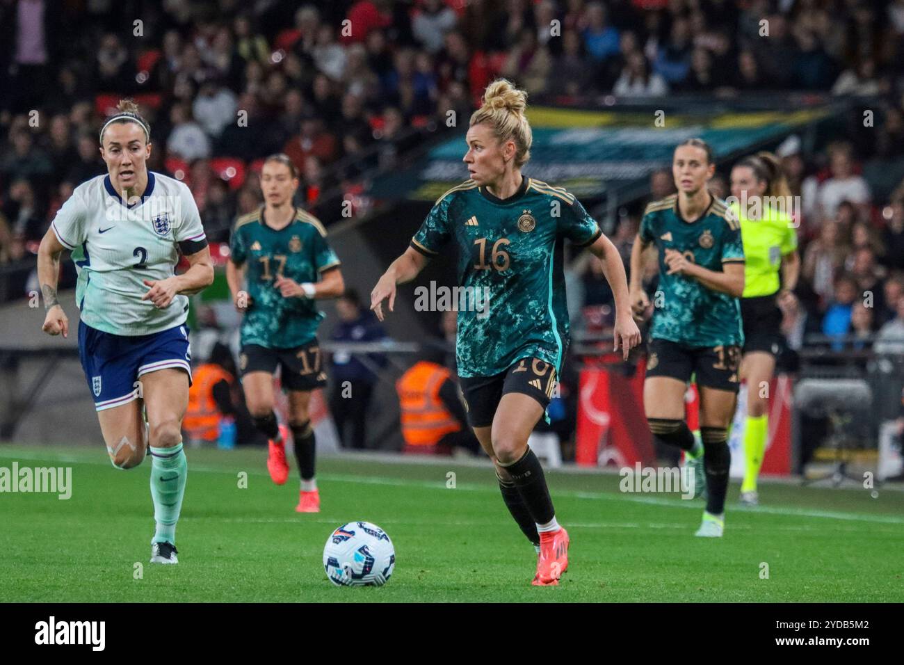 London, England 25. Oktober 2024: Testspiel Fußball-Frauen-Nationalmannschaft - 2024 - England vs. Deutschland Im Bild: v.li. im Zweikampf Lucy Bronze (England) und Linda Dallmann (Deutschland) Credit: dpa picture alliance/Alamy Live News Stock Photo