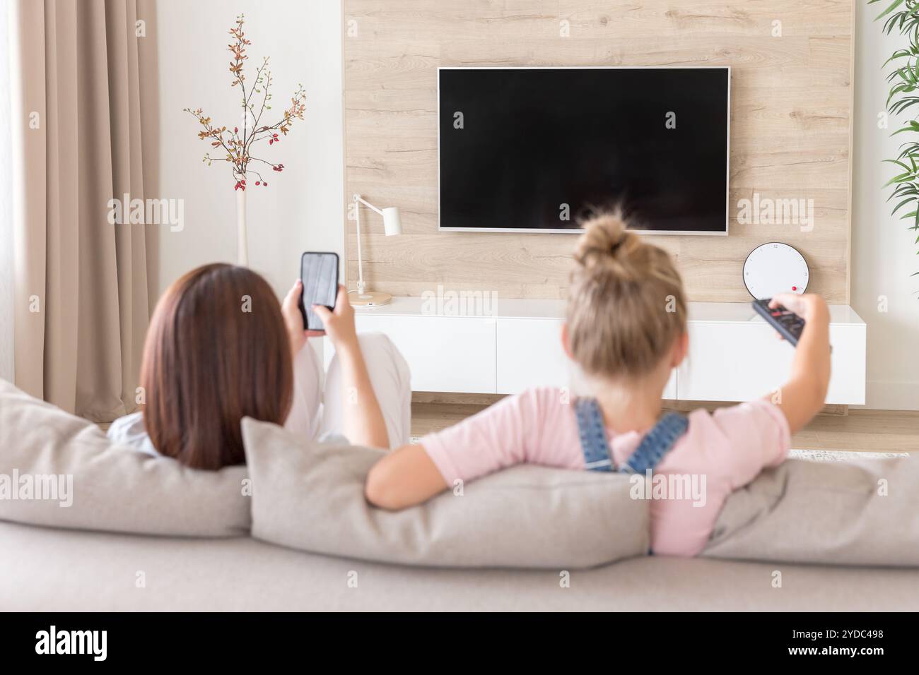 Rear view family watching tv hi-res stock photography and images - Alamy