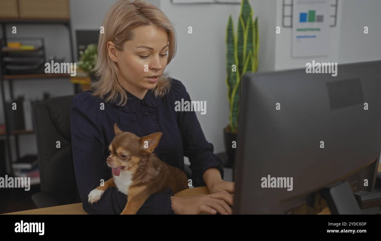 Female police computer hi-res stock photography and images - Alamy