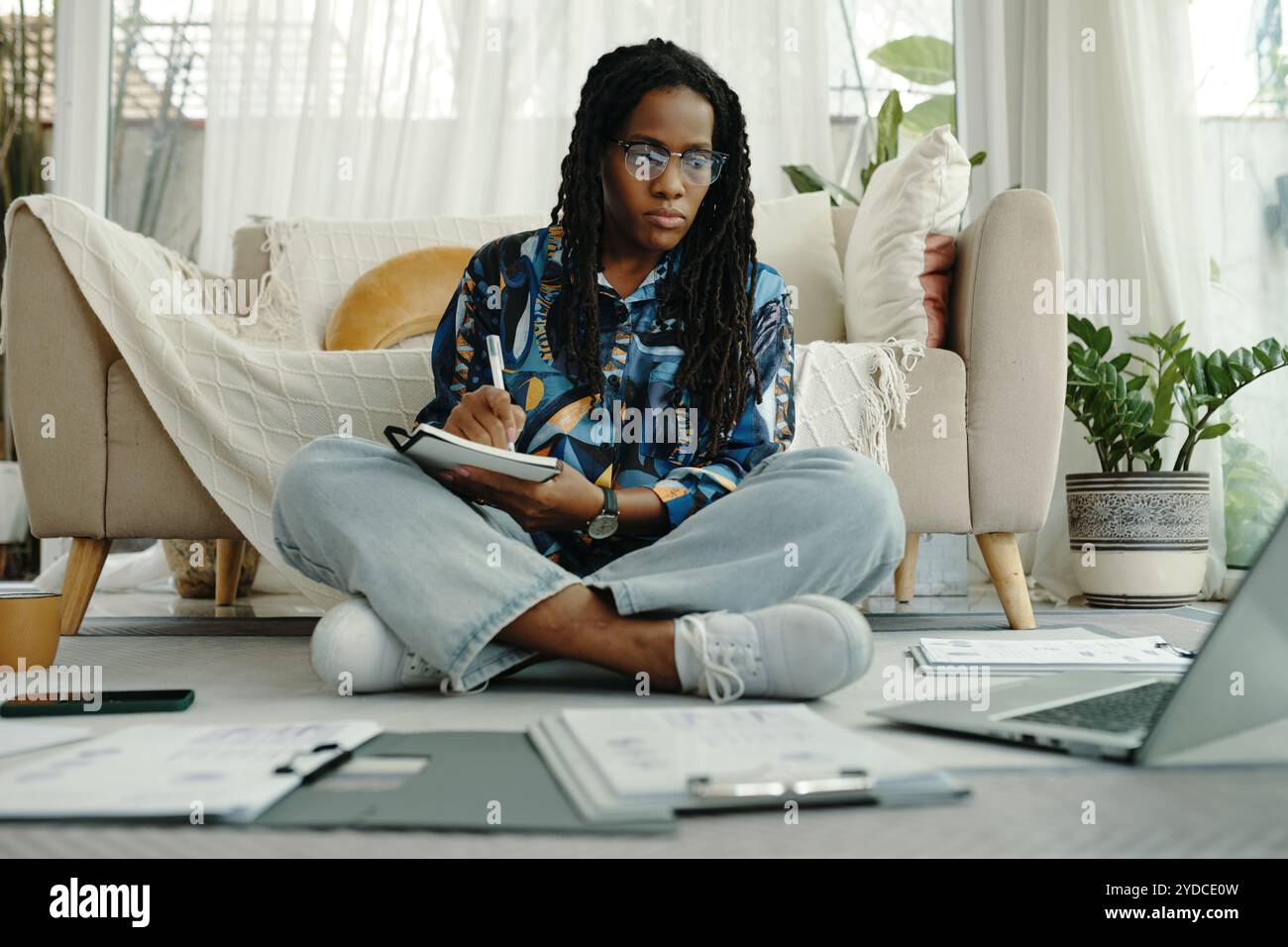 Woman focusing on art project hi-res stock photography and images - Alamy