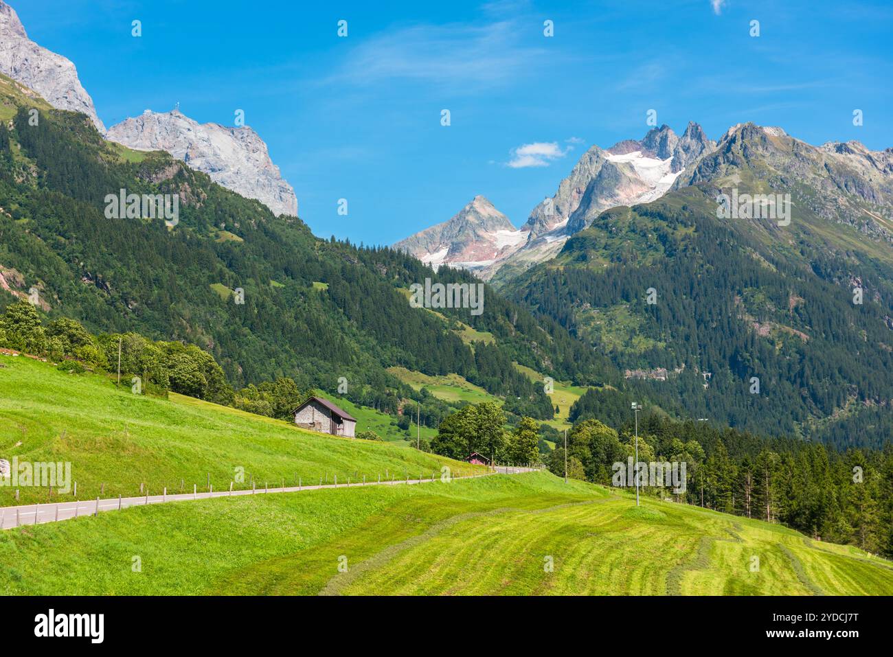 Green plain landscape mountains hi-res stock photography and images - Alamy