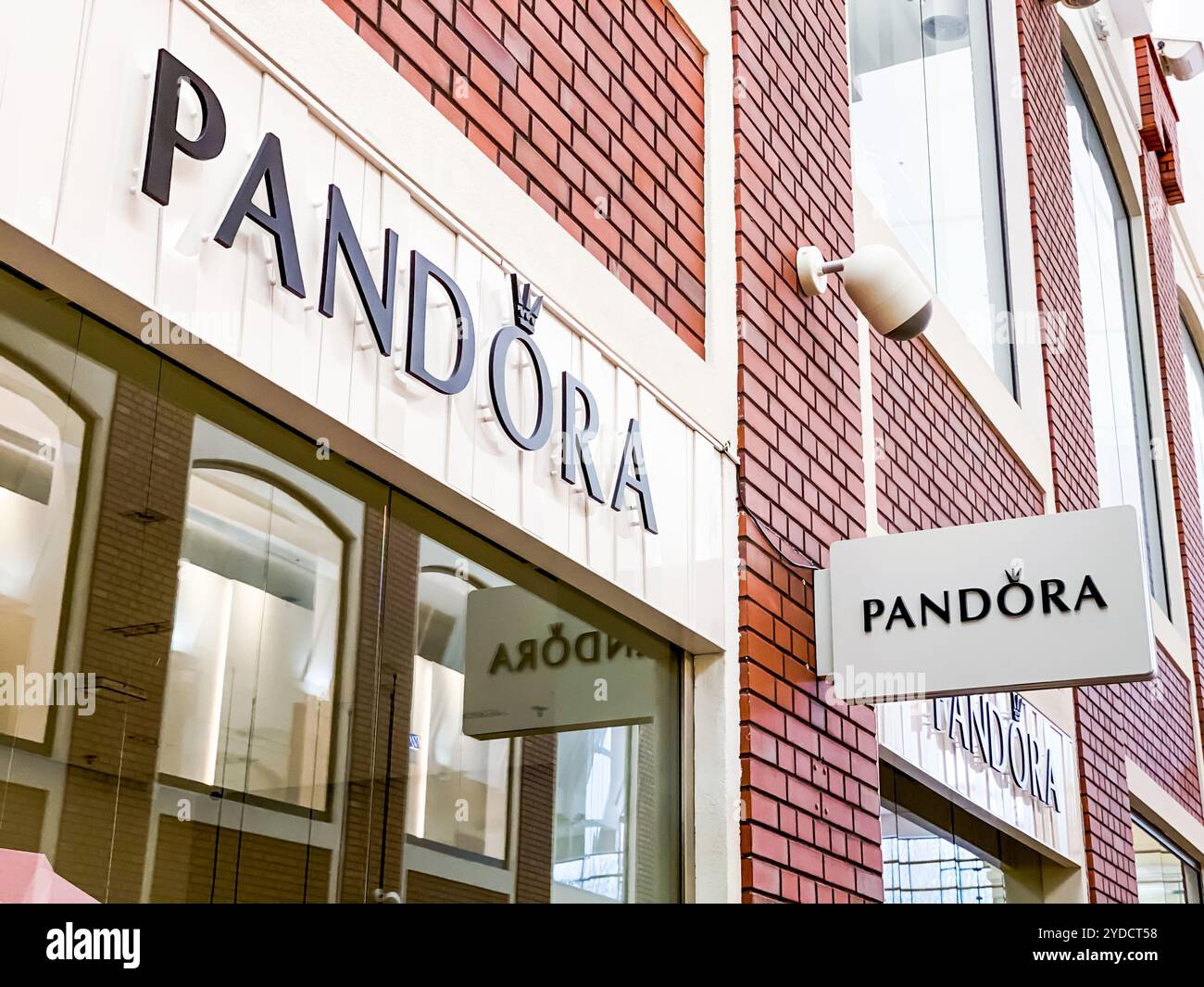Pandora store window hi res stock photography and images Alamy