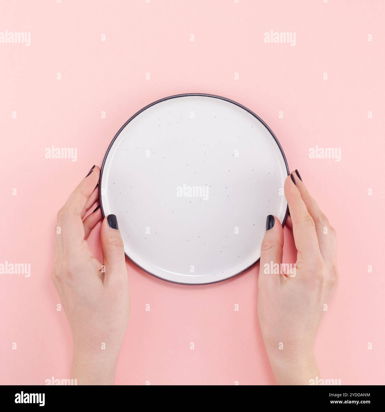 Minimalism style empty plate hi-res stock photography and images - Alamy