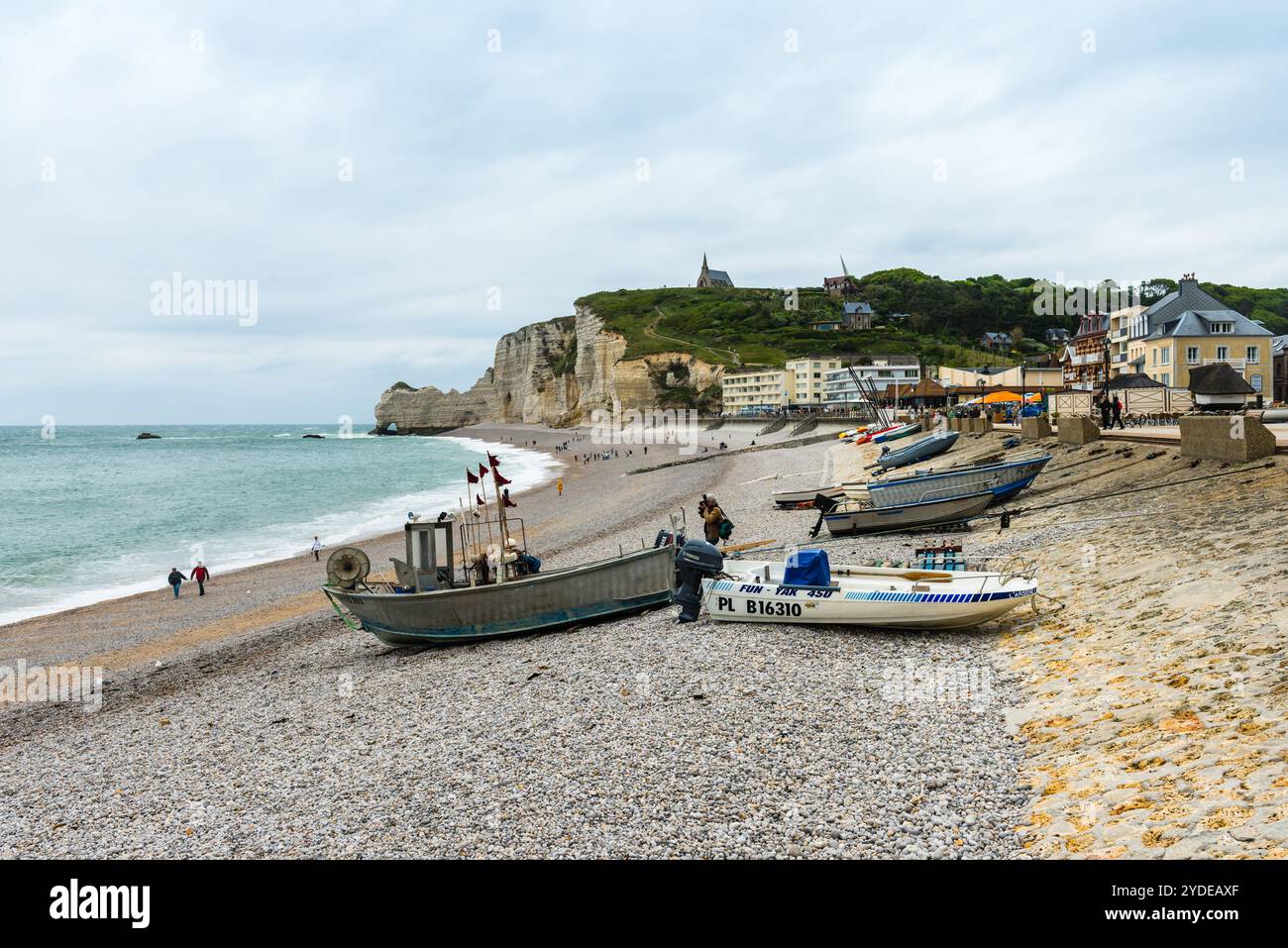 View of the beach and fishing boats in Etretat Stock Photo - Alamy