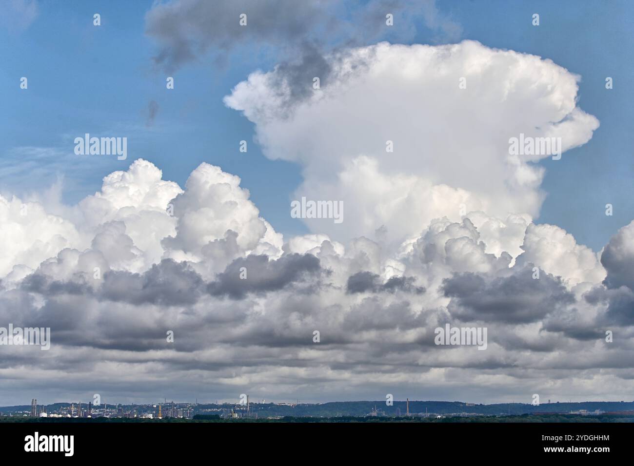 Stratus cirrus clouds forming hi-res stock photography and images - Alamy