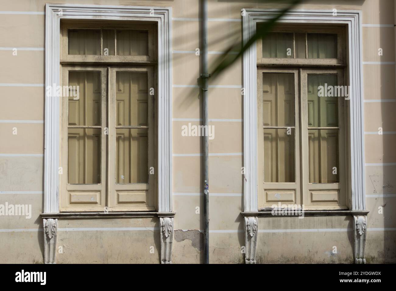 Old doors windows colonial hi-res stock photography and images - Alamy