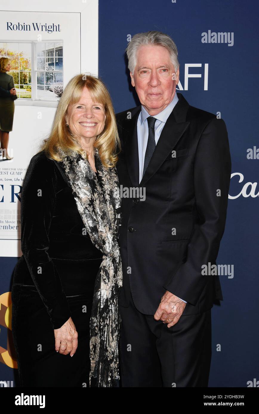 HOLLYWOOD, CALIFORNIA - OCTOBER 25: (L-R) Sandra Silvestri and