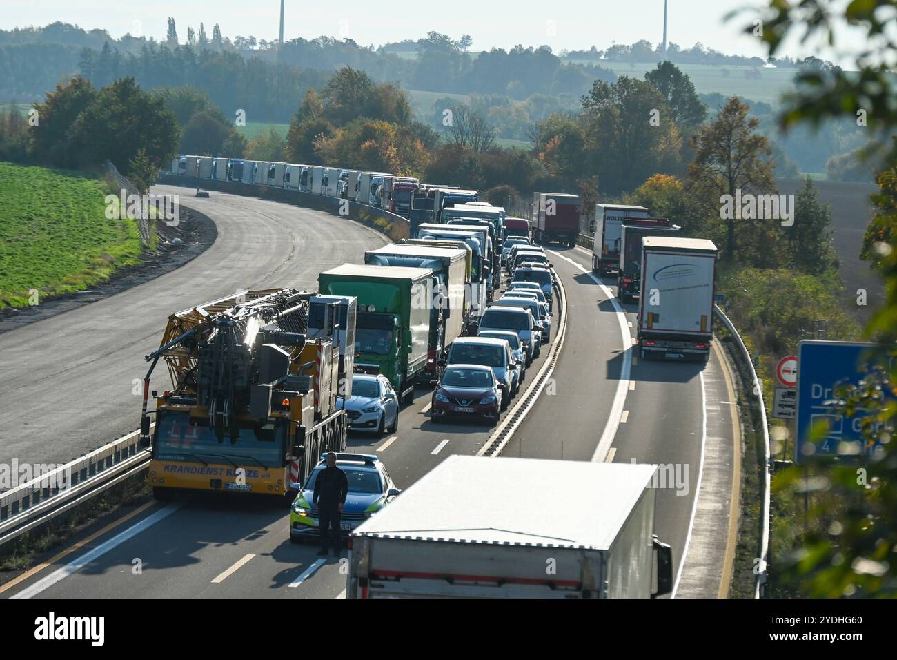 A14/Leisnig - Defekter Lastwagen sorgt für Vollsperrung: 20 Kilometer Mega-Stau 22.10.2024 gegen 8 Uhr A14 Richtung Leipzig, an der Anschlussstelle Leisnig Ein defekter Lastwagen hat am Dienstagmorgen zu einem Mega-Stau auf der A14 bei Leisnig gesorgt. Nach ersten Angaben der Polizei blieb der Lkw am Morgen an der Anschlussstelle Leisnig liegen und versperrte im Baustellenbereich eine der beiden Spuren in Richtung Leipzig. Ein alarmierter Abschlepper des ADAC ist derzeit 10 Uhr dabei, den tschechischen Pannen-Lastwagen abzuschleppen. Dafür sperrte die Polizei die A14 Richtung Leipzig komplett Stock Photo