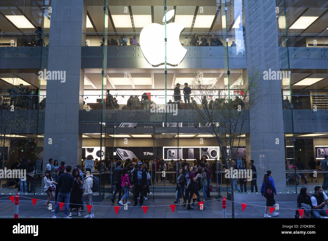 21.09.2019, Sydney, New South Wales, Australia, People in front of an Apple Store in the city centre, Oceania Stock Photo
