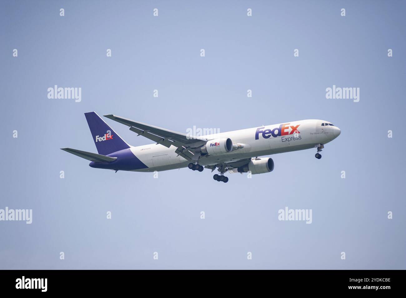 Fedex boeing 767 hi-res stock photography and images - Alamy
