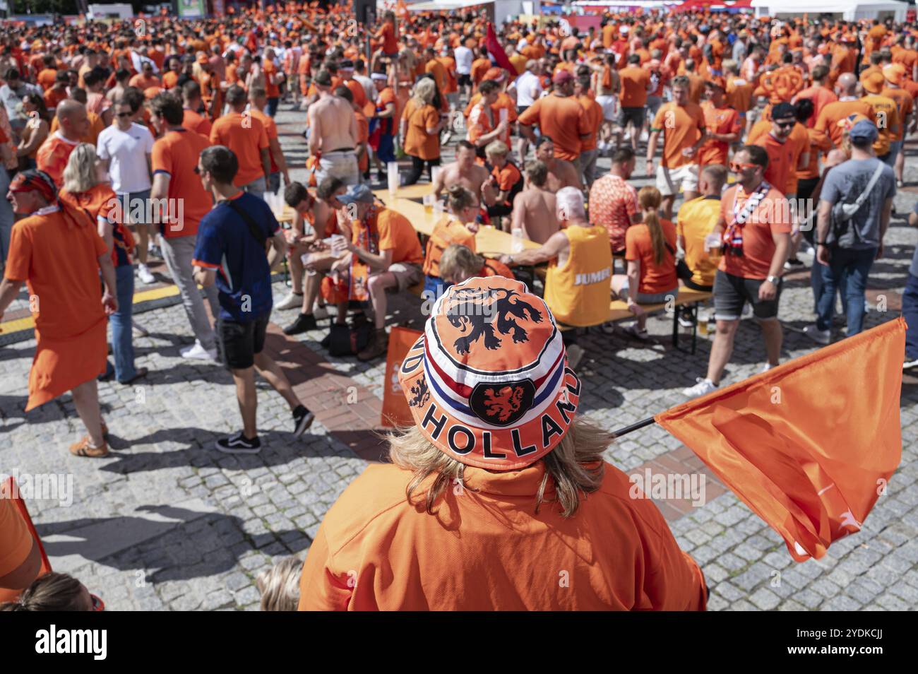 06.07.2024, Berlin, Germany, Europe, Fans of the Dutch national football team gather at the Messe Nord exhibition centre and celebrate in front of the Stock Photo