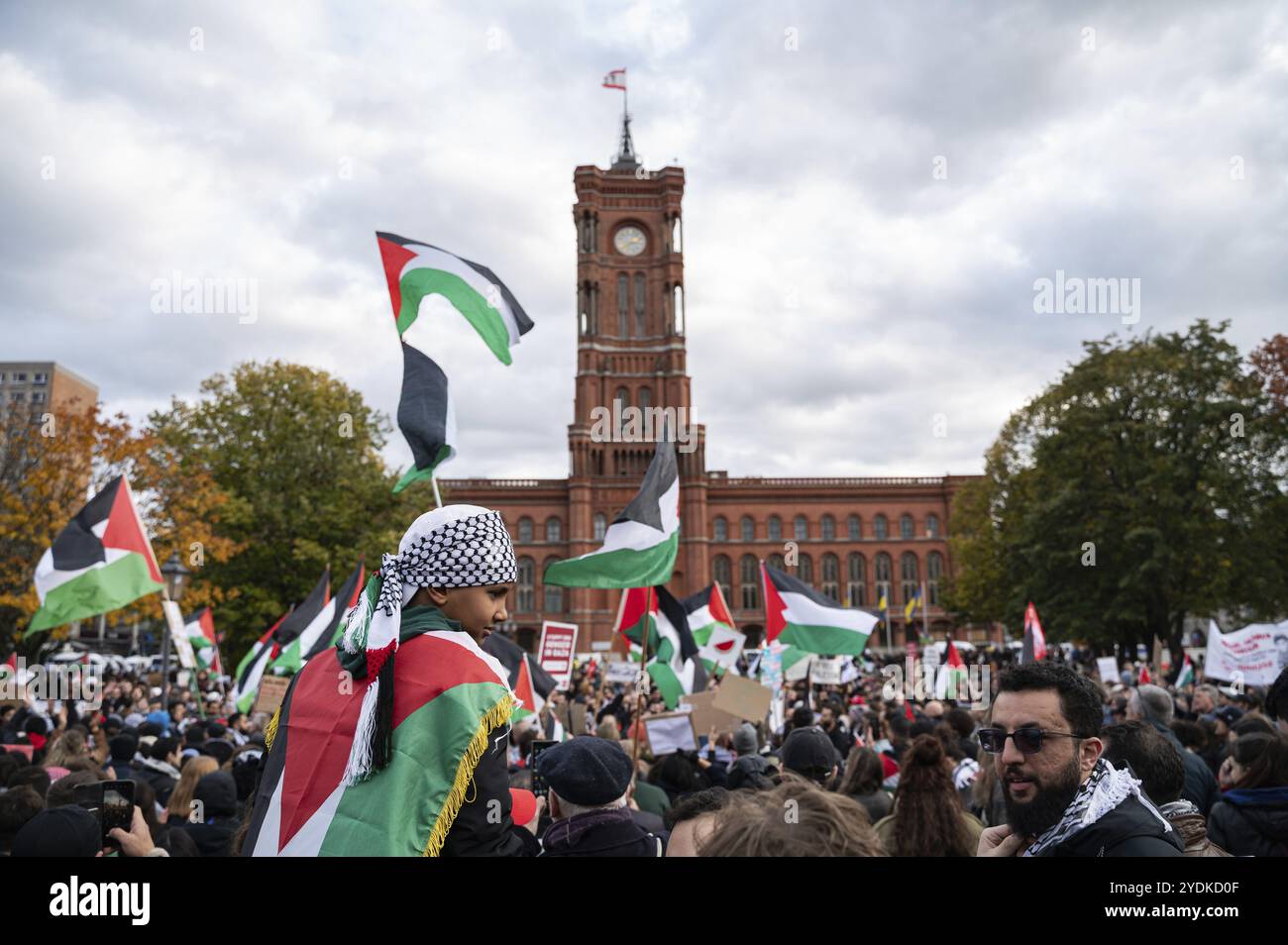 04.11.2023, Berlin, Germany, Europe, Over 8000 participants show their solidarity and take part in a demonstration for Palestine and against Israel un Stock Photo