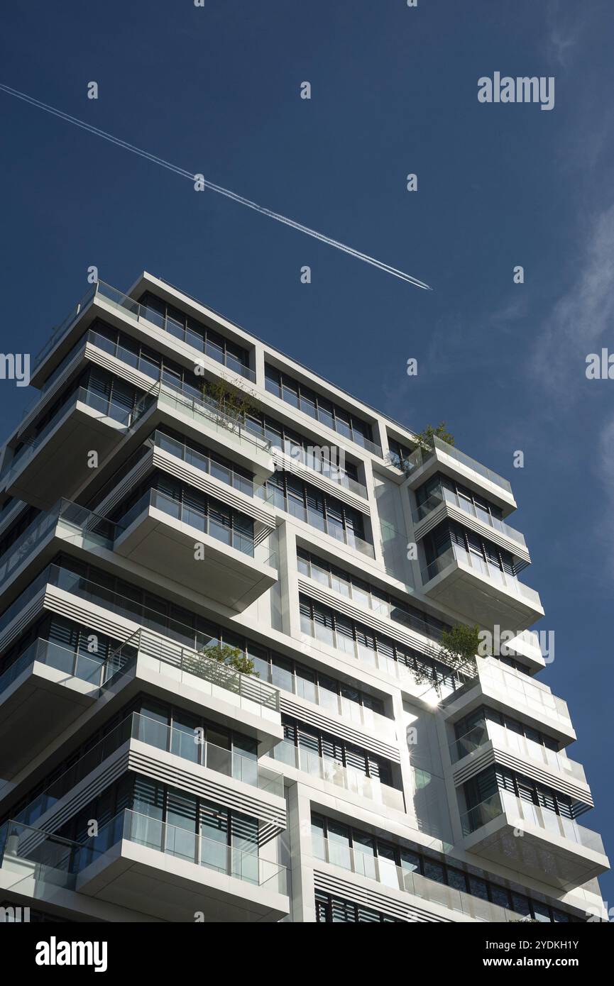 Low rise complex hi-res stock photography and images - Alamy