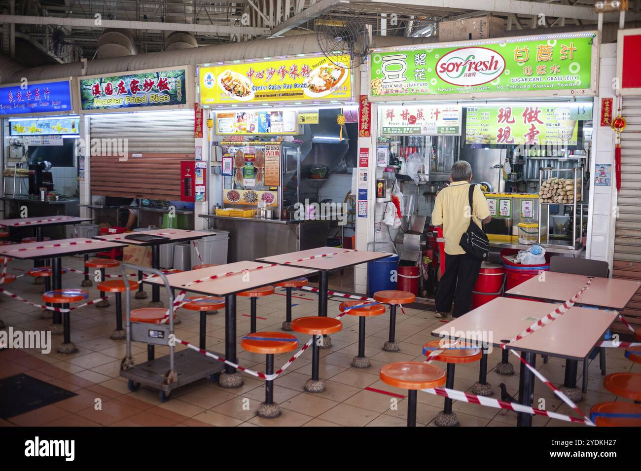22.04.2020, Singapore, Republic of Singapore, Asia, The dining area of a hawker centre in the Ang Mo Kio district has been cordoned off with red and w Stock Photo