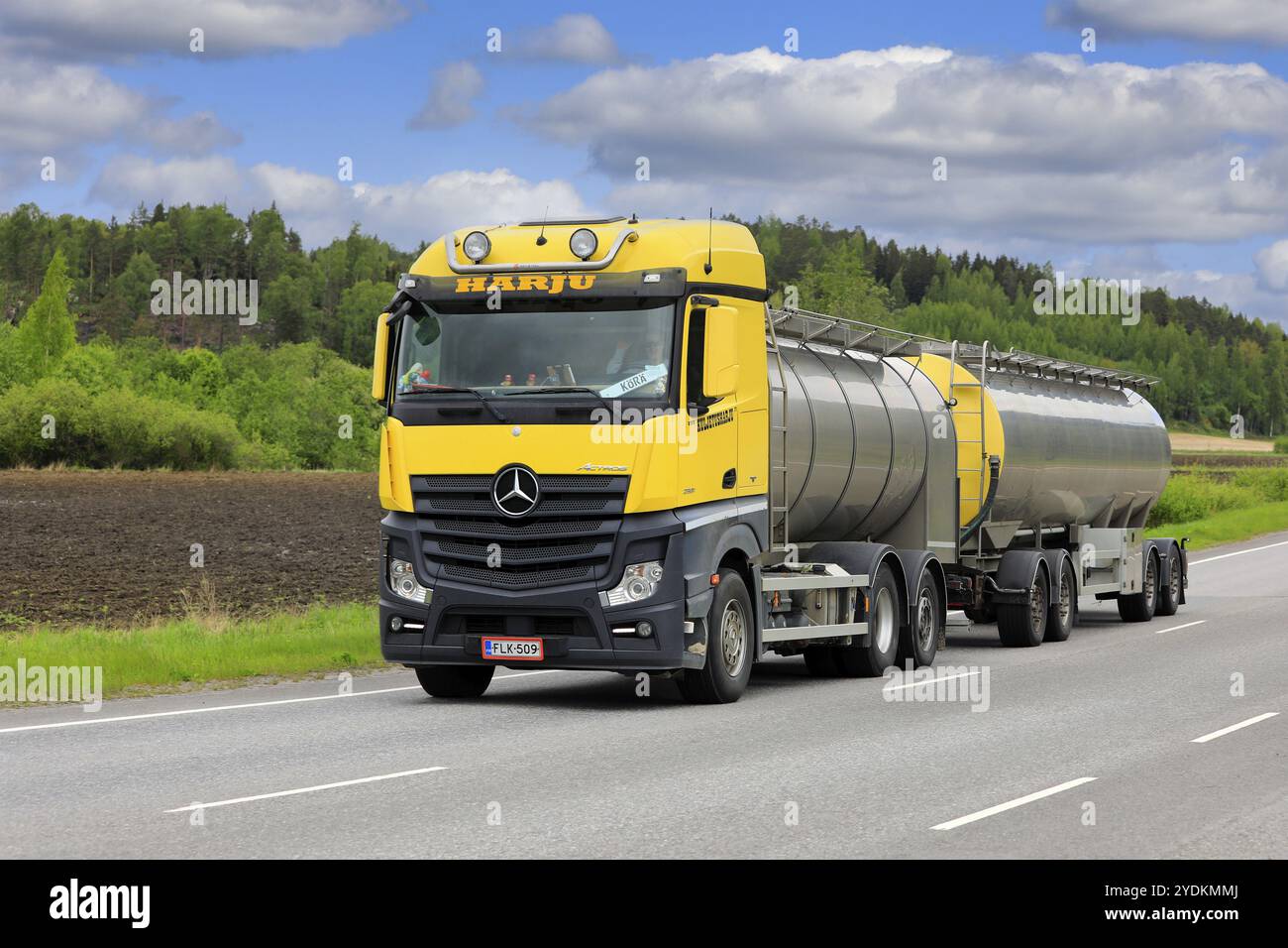 1:32 Mercedes Benz Actros Oil Tanker Shell Cart Yellow Welly