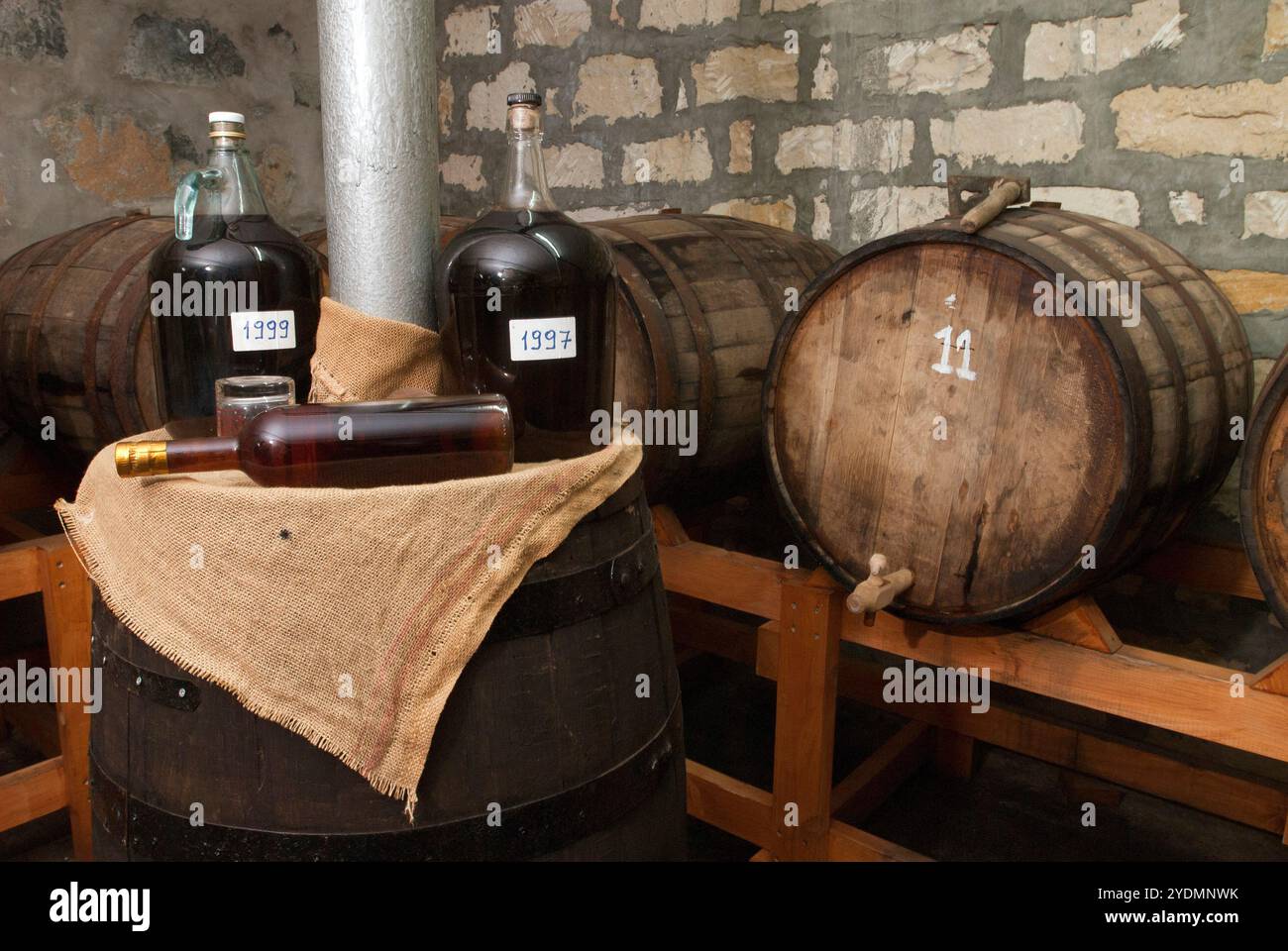 Weinkeller mit Commandariawein Stock Photo