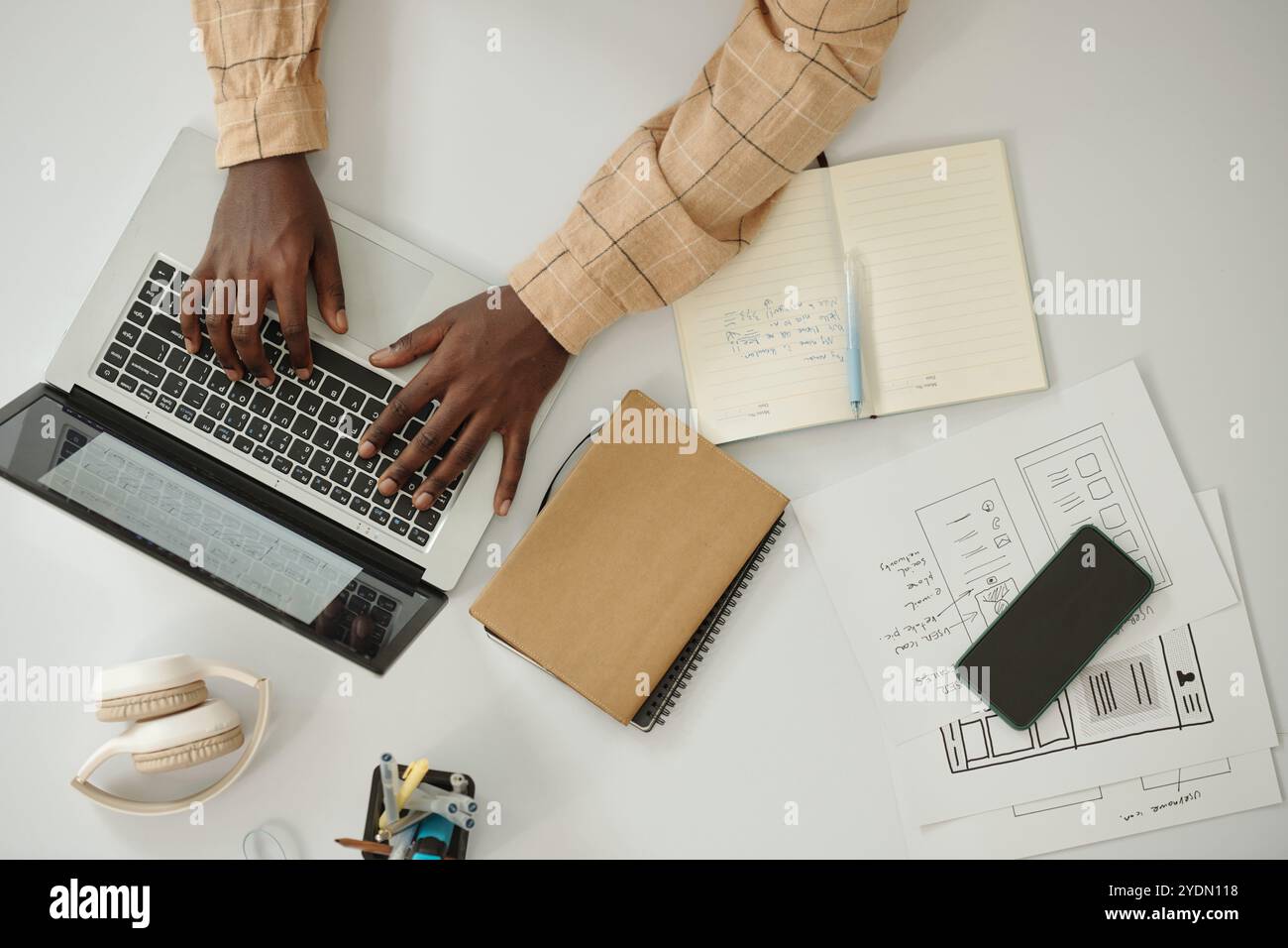 Typing hands research laptop hi-res stock photography and images - Alamy