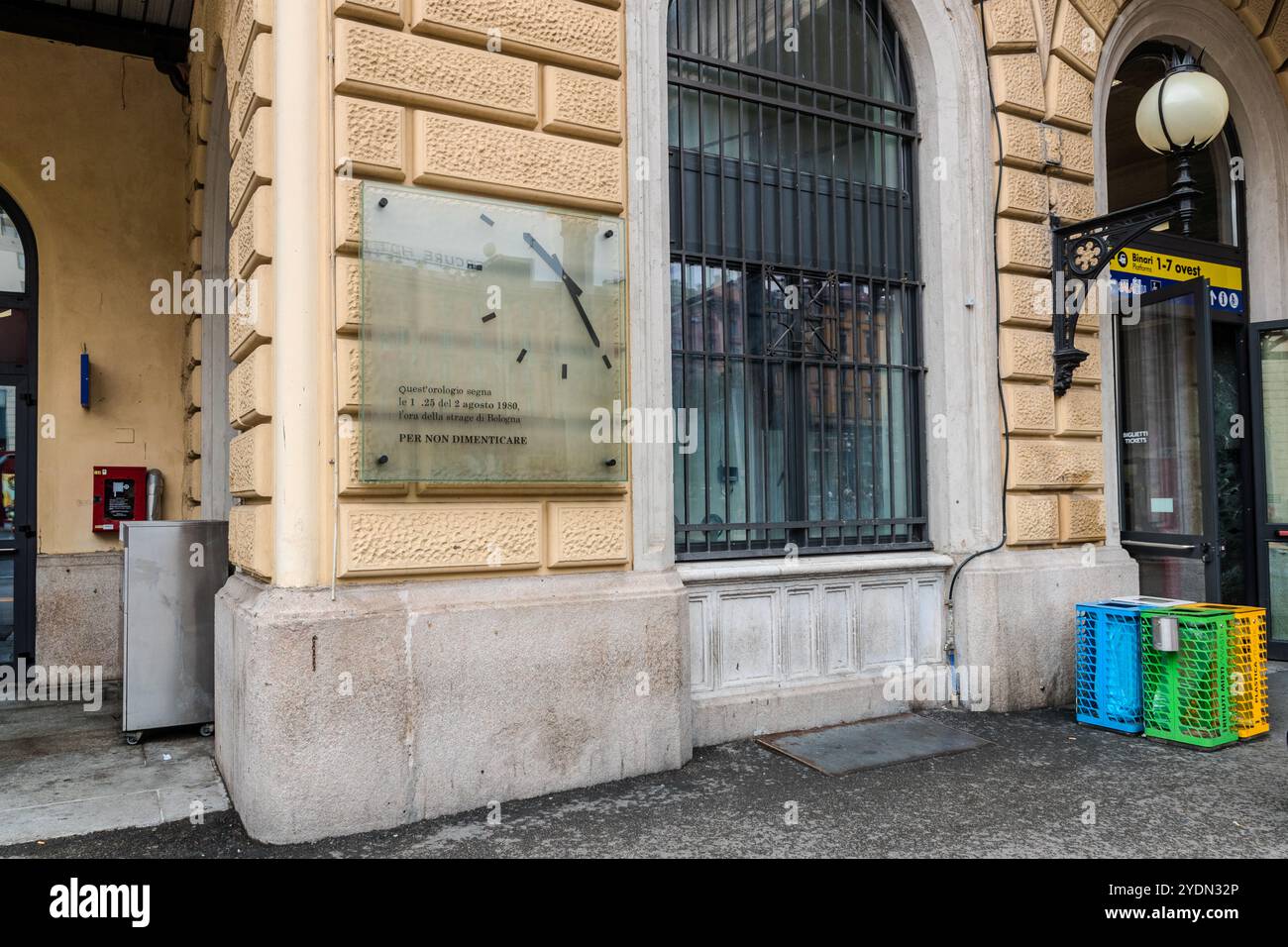 There is a memorial sign on the façade of Bologna railroad station. It shows a clock that stopped at 1:25 a.m. on August 2, 1980, the time of the fascist terrorist attack in Bologna. The inscription “PER NON DIMENTICARE” (Lest we forget) serves as a reminder and commemorates this historic event. Remembrance of the terrorist bomb attack at Bologna station. Piazza delle Medaglie d'Oro, Bologna, Emilia-Romagna, Italy Stock Photo